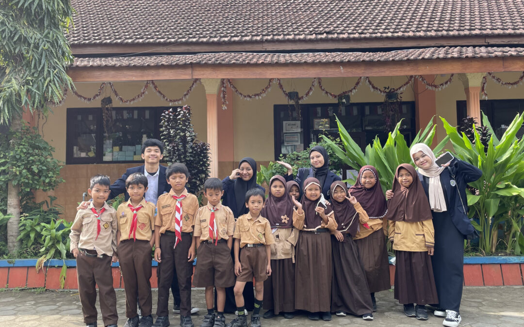 Semangat Mengabdi: Mahasiswa PBA UM Berbagi Ilmu di SDN Gondowangi