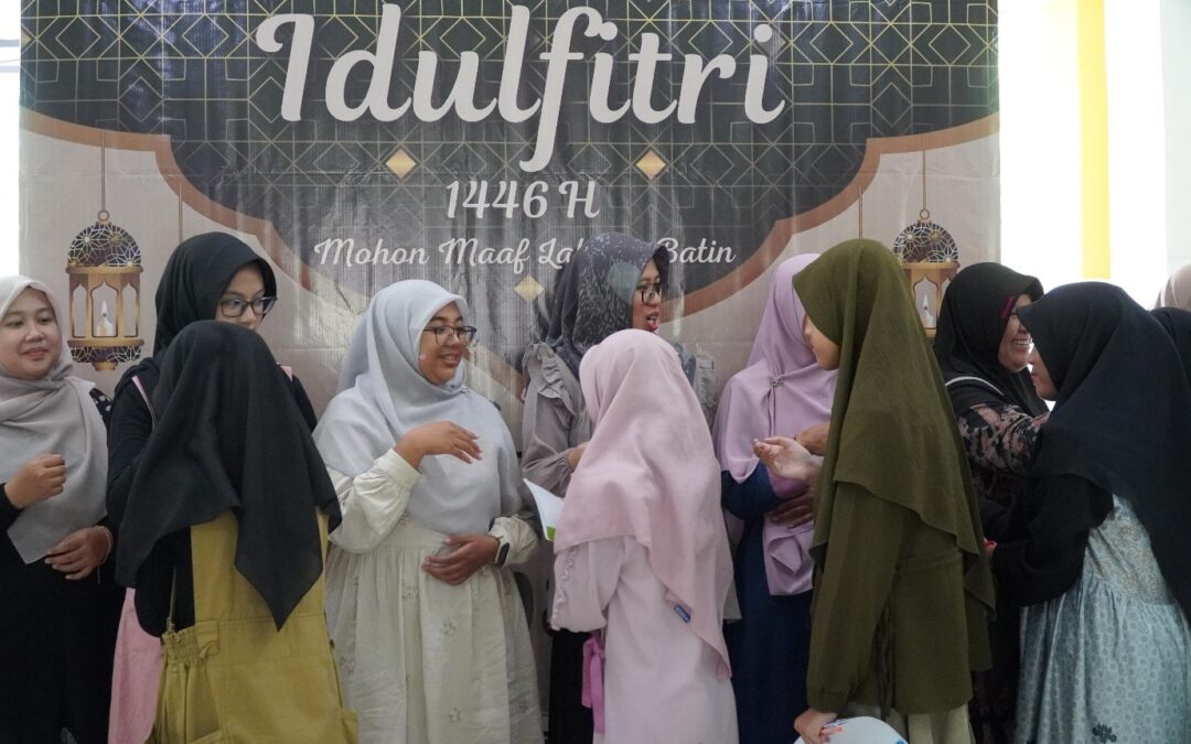 Bersinergi dalam Kebersamaan: Mahasiswa AM PBA UM Ikut Serta Persiapan dan Pelaksanaan Halal Bihalal MTs Surya Buana 2025