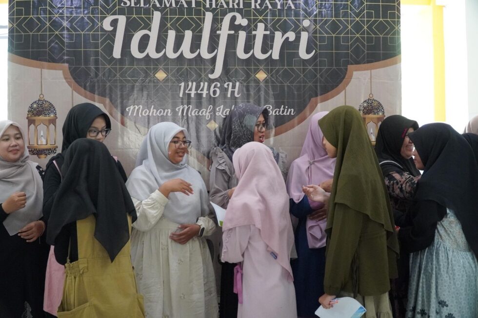 Synergy in Togetherness: PBA UM Teaching Assistant Students Support the 2025 Halalbihalal Celebration at MTs Surya Buana